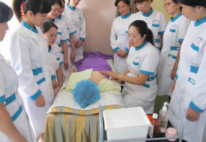 专业家政服务 月嫂育婴医陪与深度清洁，一站式满足家庭精细化需求